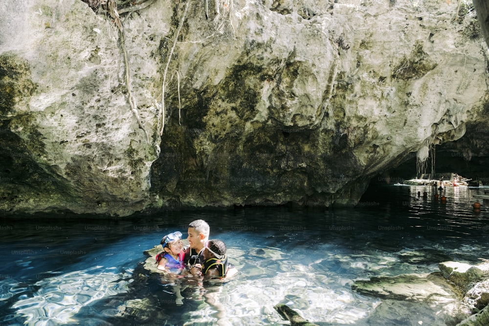 Un par de personas en un pequeño bote en un cuerpo de agua