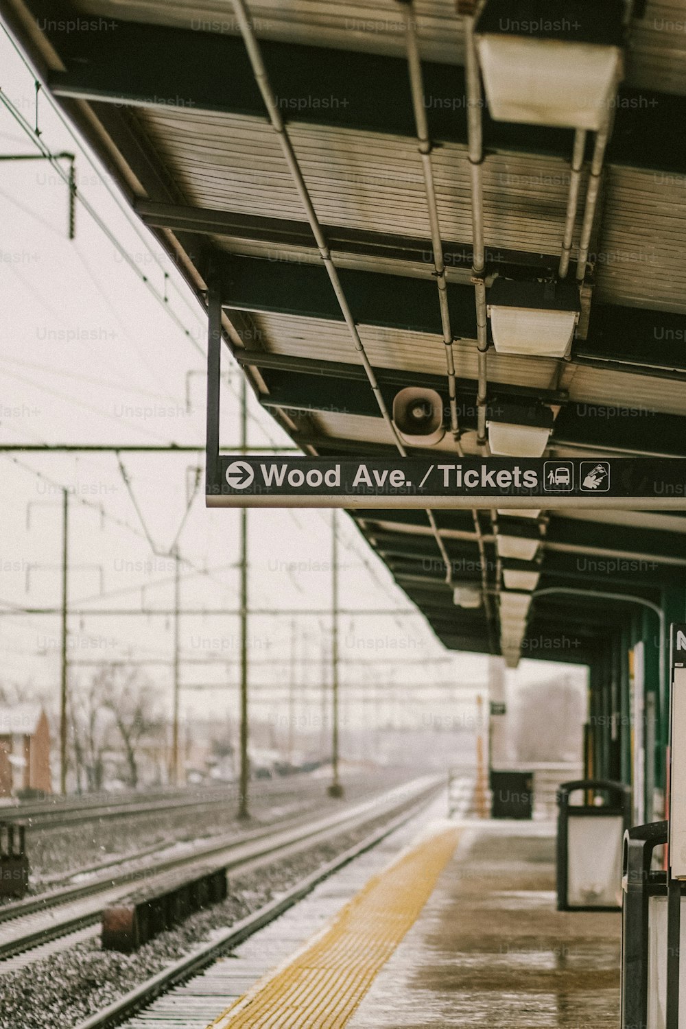 Una stazione ferroviaria con un cartello che dice Wood Ave