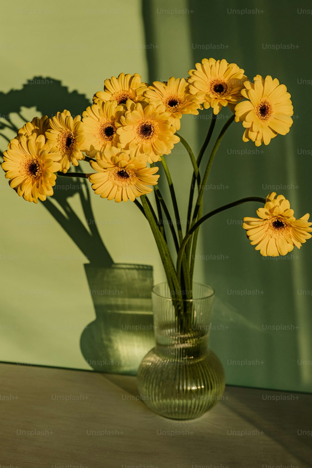 테이블 위에 노란 꽃으로 가득 찬 꽃병