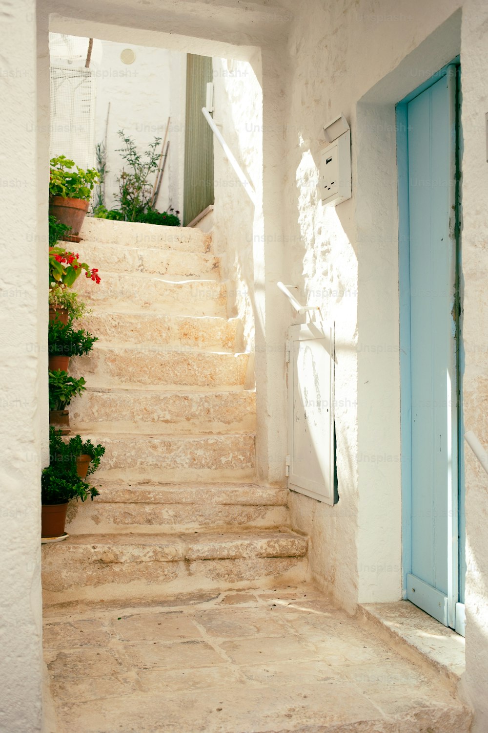 un escalier menant à une porte bleue