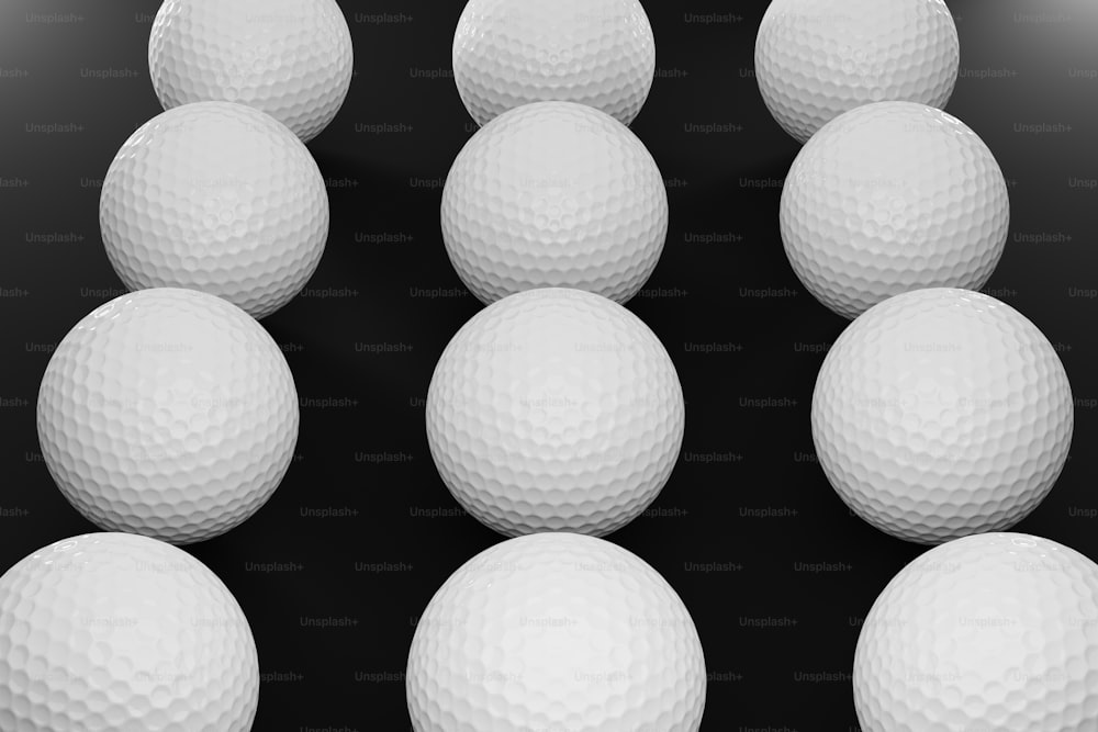 eine Gruppe weißer Golfbälle auf schwarzem Hintergrund