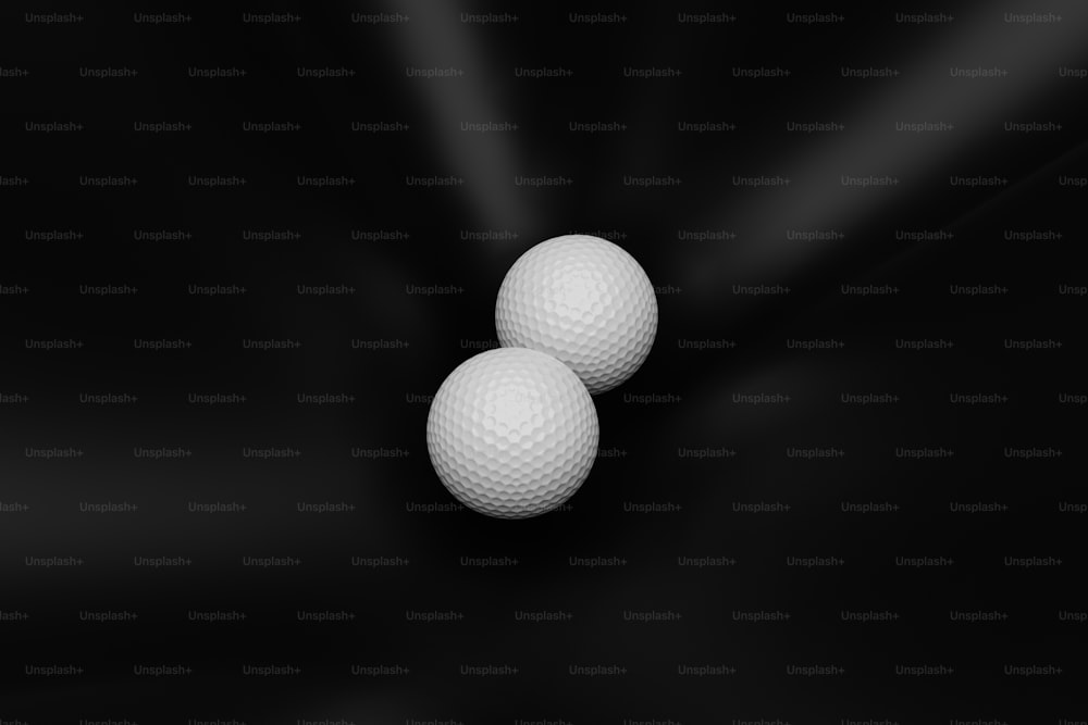 Tres pelotas de golf blancas sobre fondo negro