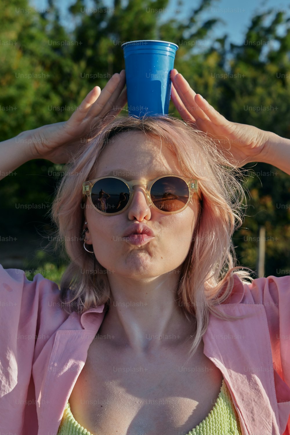 Una mujer con una copa azul en la cabeza