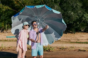 Un hombre y una mujer parados bajo un paraguas