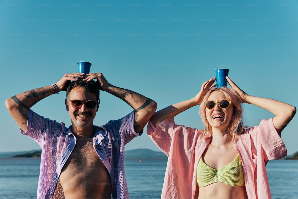 Un homme et une femme debout l’un à côté de l’autre sur une plage