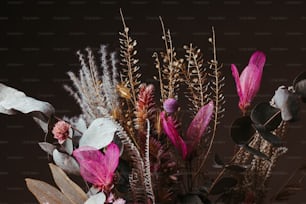 さまざまな種類の花でいっぱいの花瓶