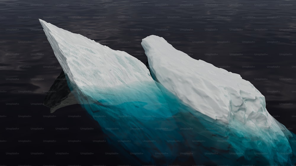 Un iceberg flotando en un cuerpo de agua