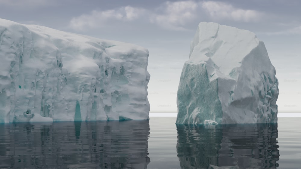 Ein großer Eisberg, der mitten im Ozean schwimmt