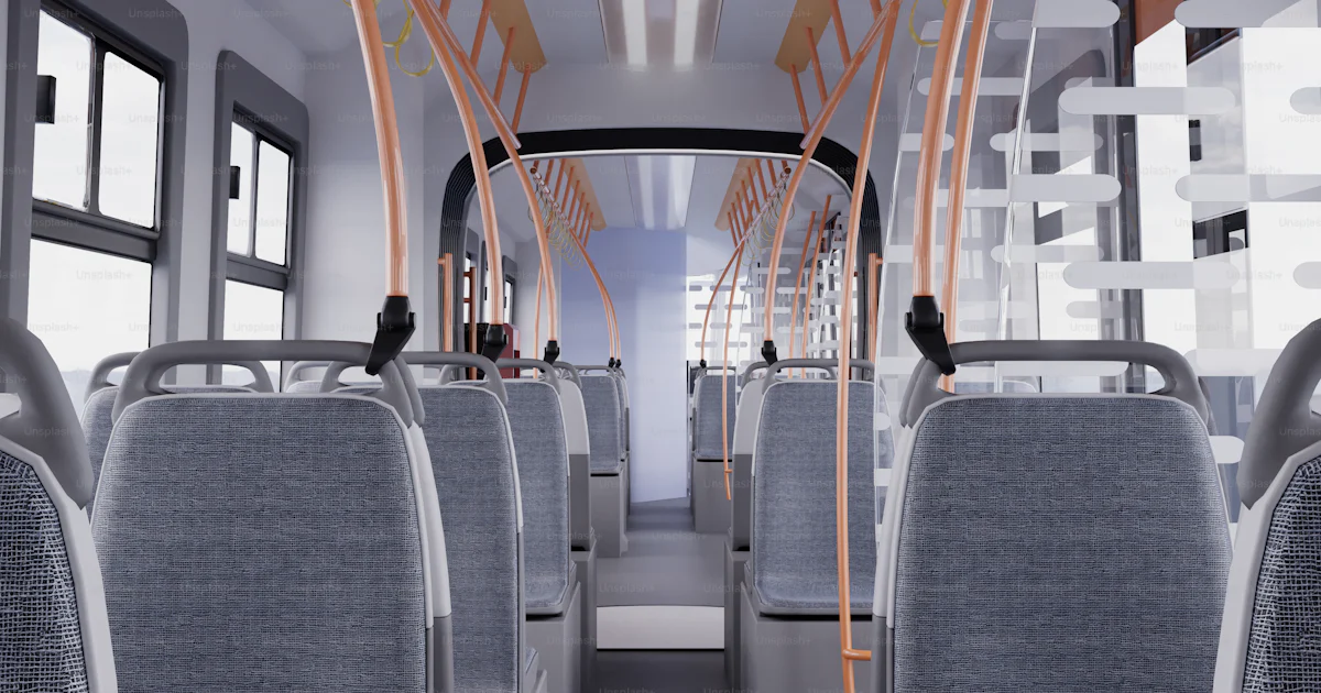 L’intérieur d’un autobus de transport en commun avec des sièges vides ...