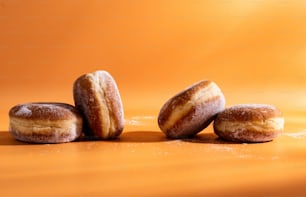 um grupo de donuts sentados em cima de uma mesa