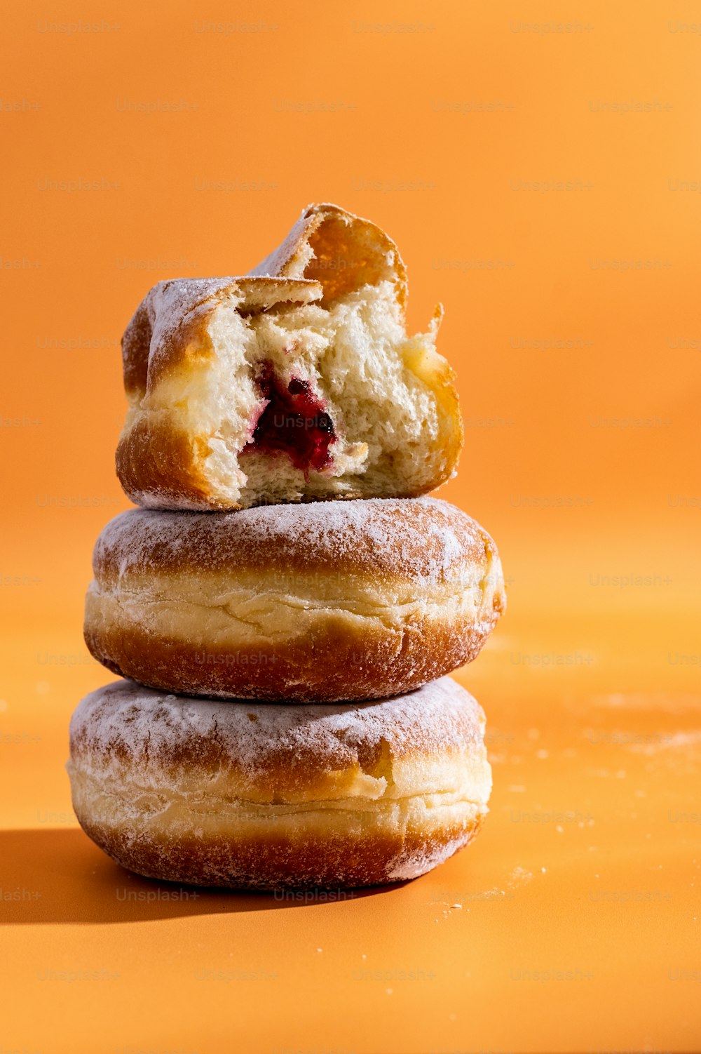 uma pilha de donuts sentados um em cima do outro