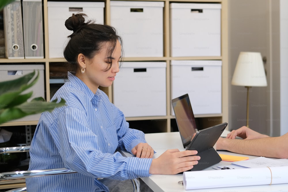 Une femme assise à un bureau avec un ordinateur portable