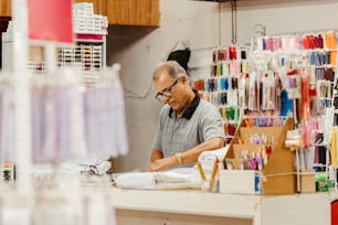Un homme travaillant sur un morceau de papier dans un magasin