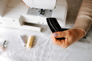 une personne utilisant une machine à coudre pour coudre un morceau de tissu