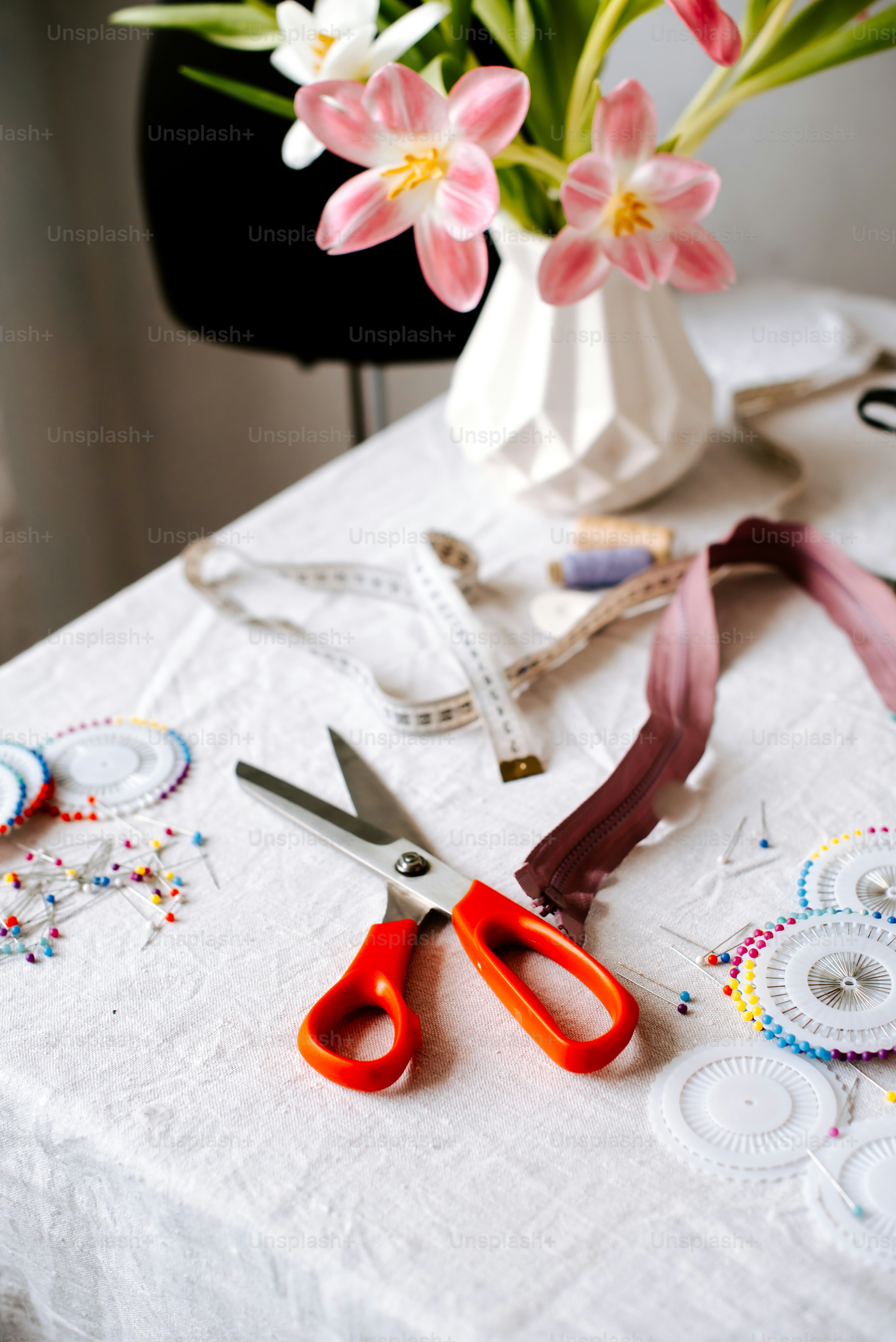 花瓶とハサミをトッピングしたテーブル