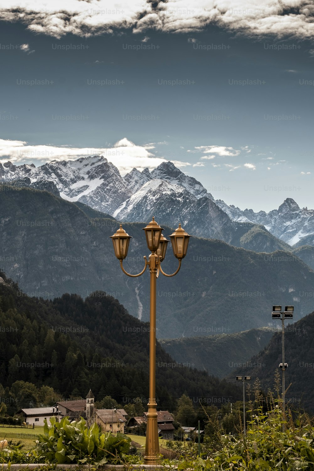 un lampadaire devant une chaîne de montagnes
