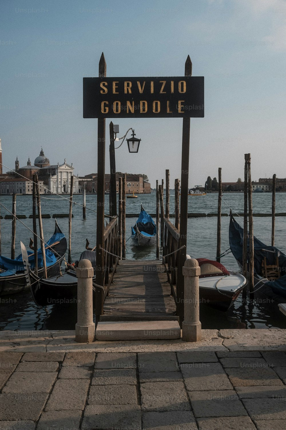 Ein Pier mit einem Schild mit der Aufschrift Servizo Gondole