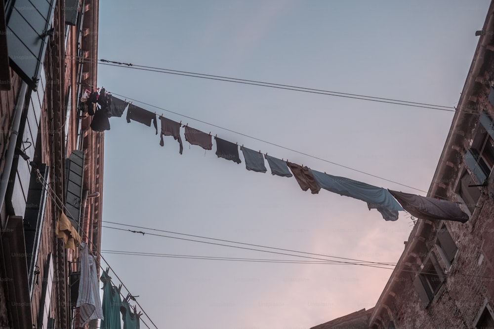 vêtements suspendus sur une corde à linge dans une ville