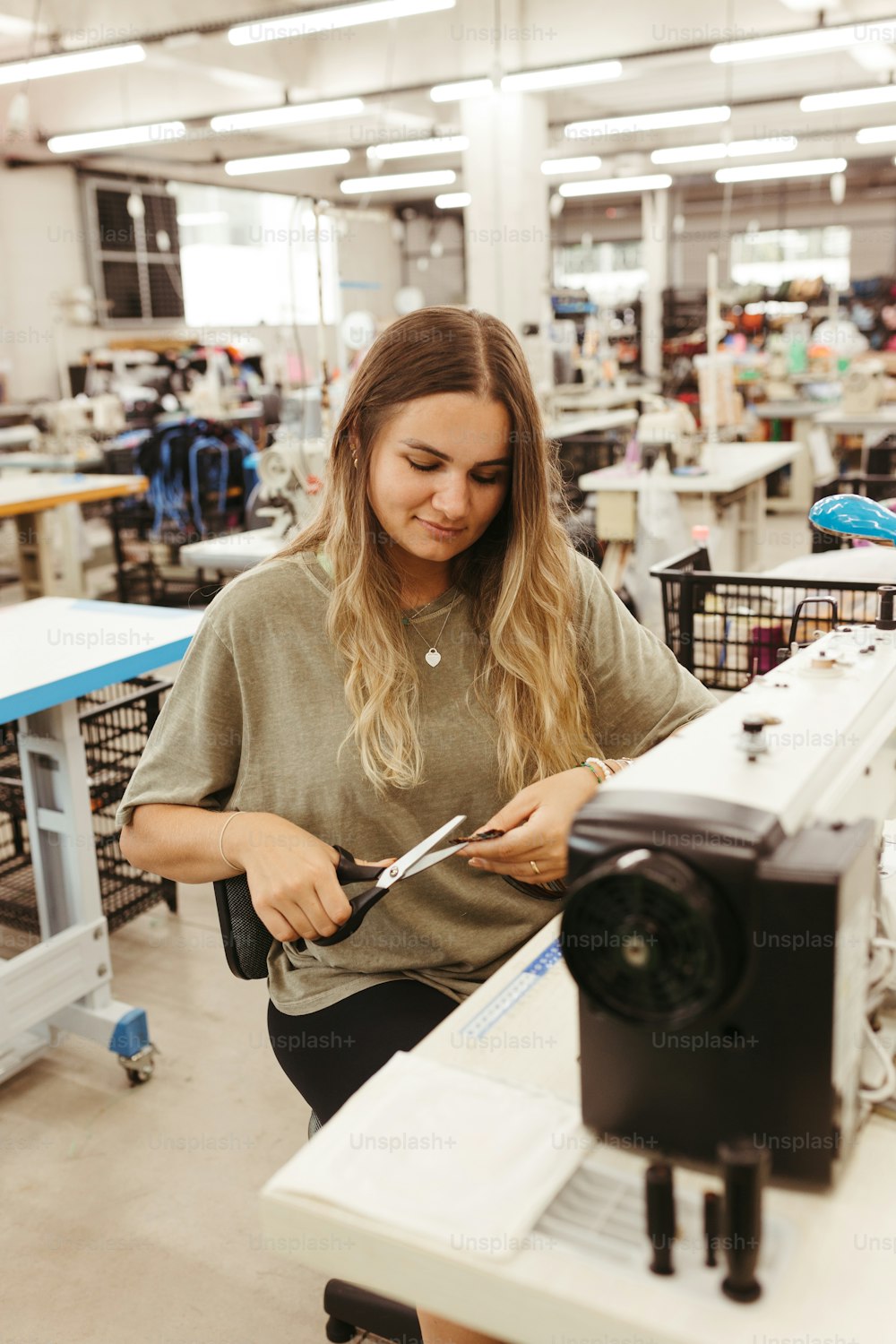 Una mujer en una fábrica trabajando en un proyector
