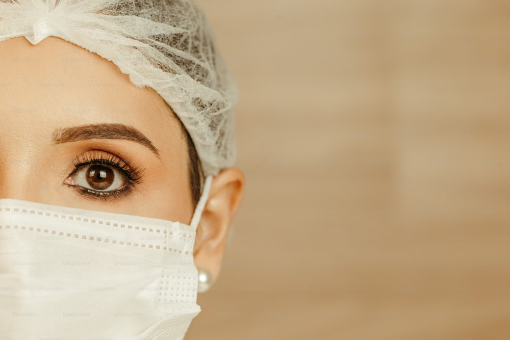une femme portant un masque chirurgical et un bandeau