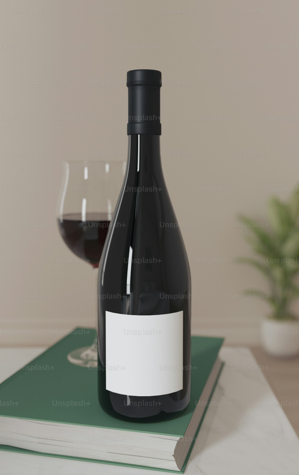 une bouteille de vin assise à côté d’un verre de vin