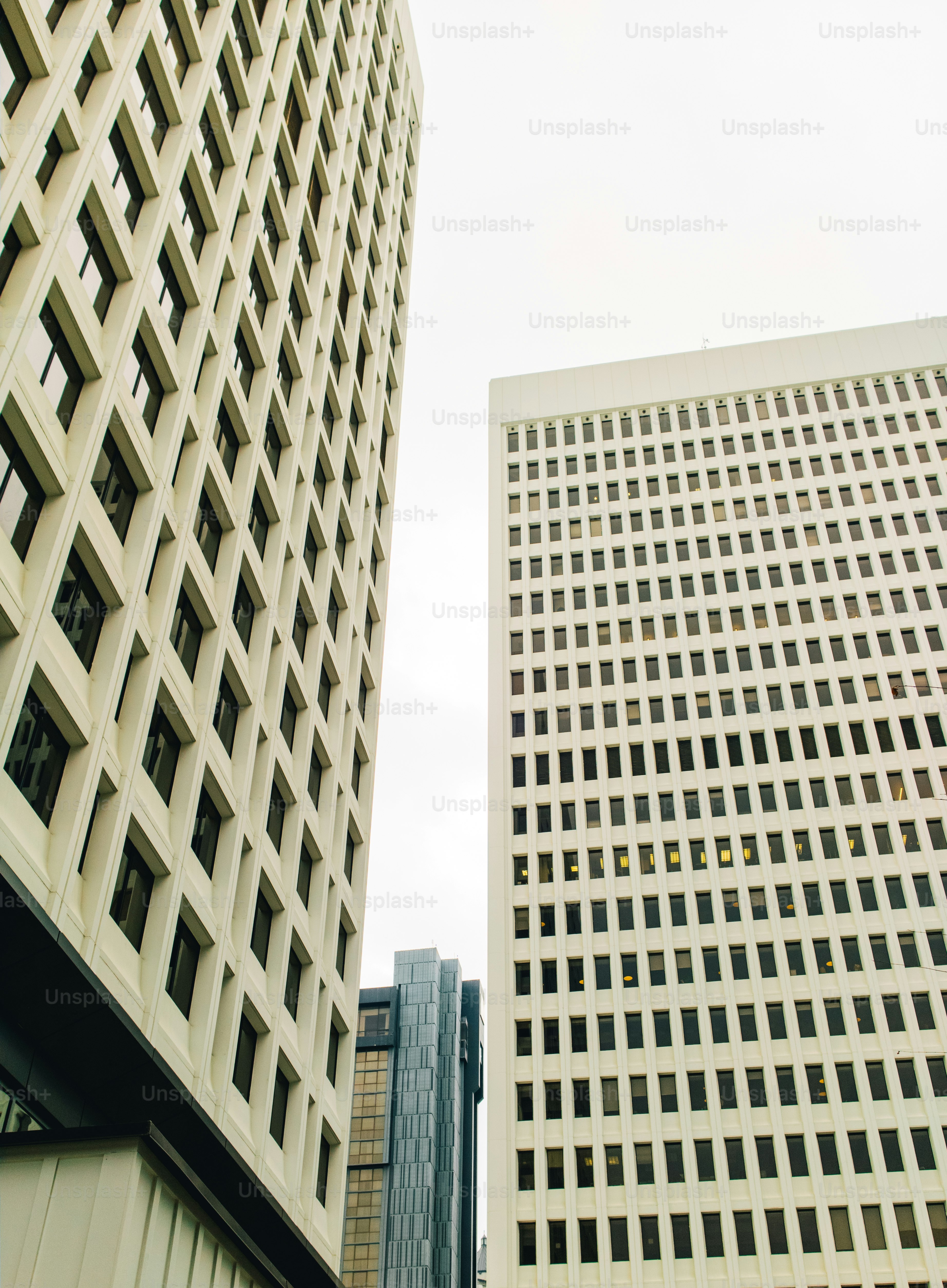 un par de edificios altos uno al lado del otro