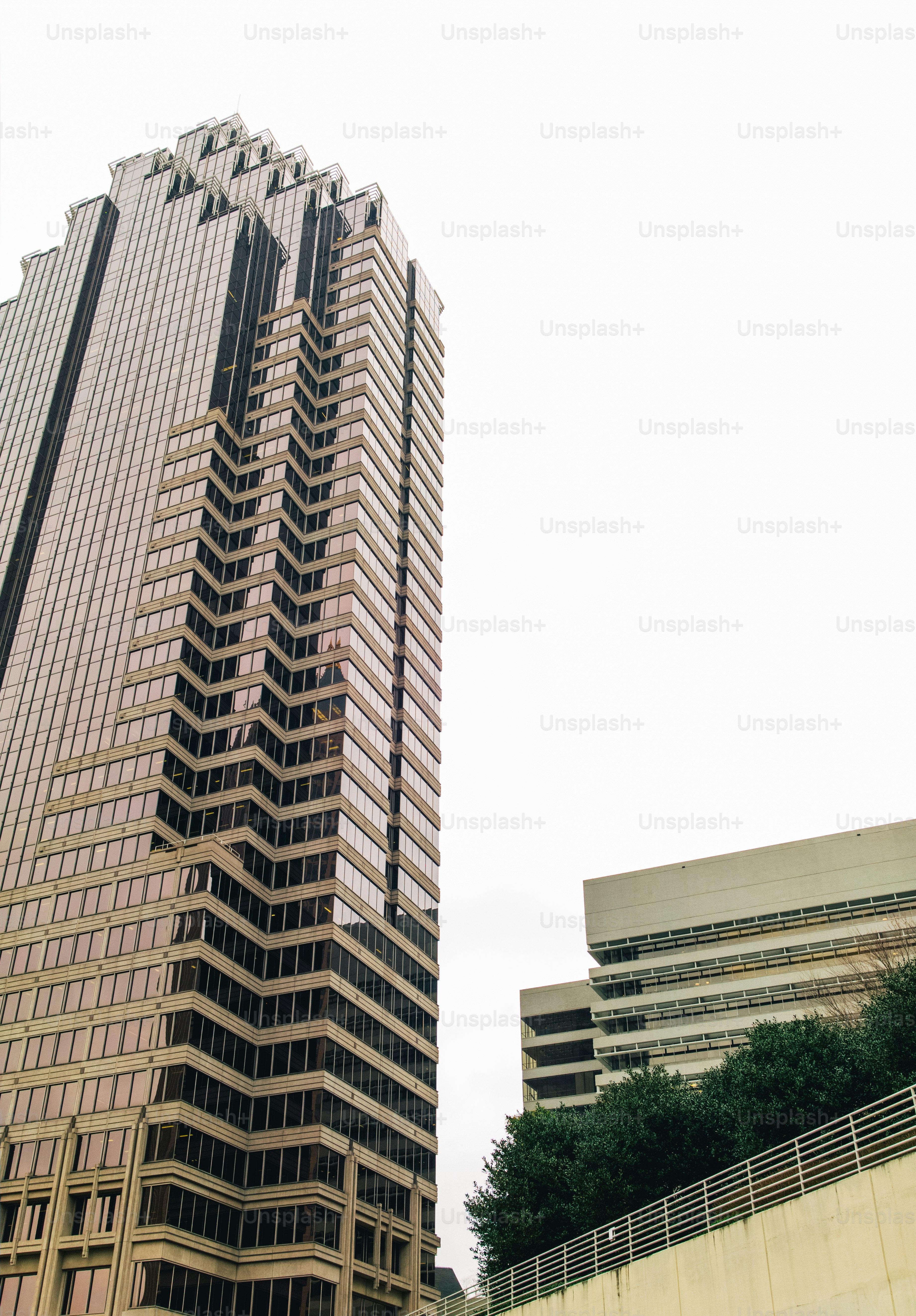 un edificio alto sentado al lado de otro edificio alto