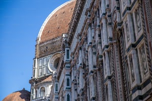 un grand bâtiment avec une horloge sur le côté