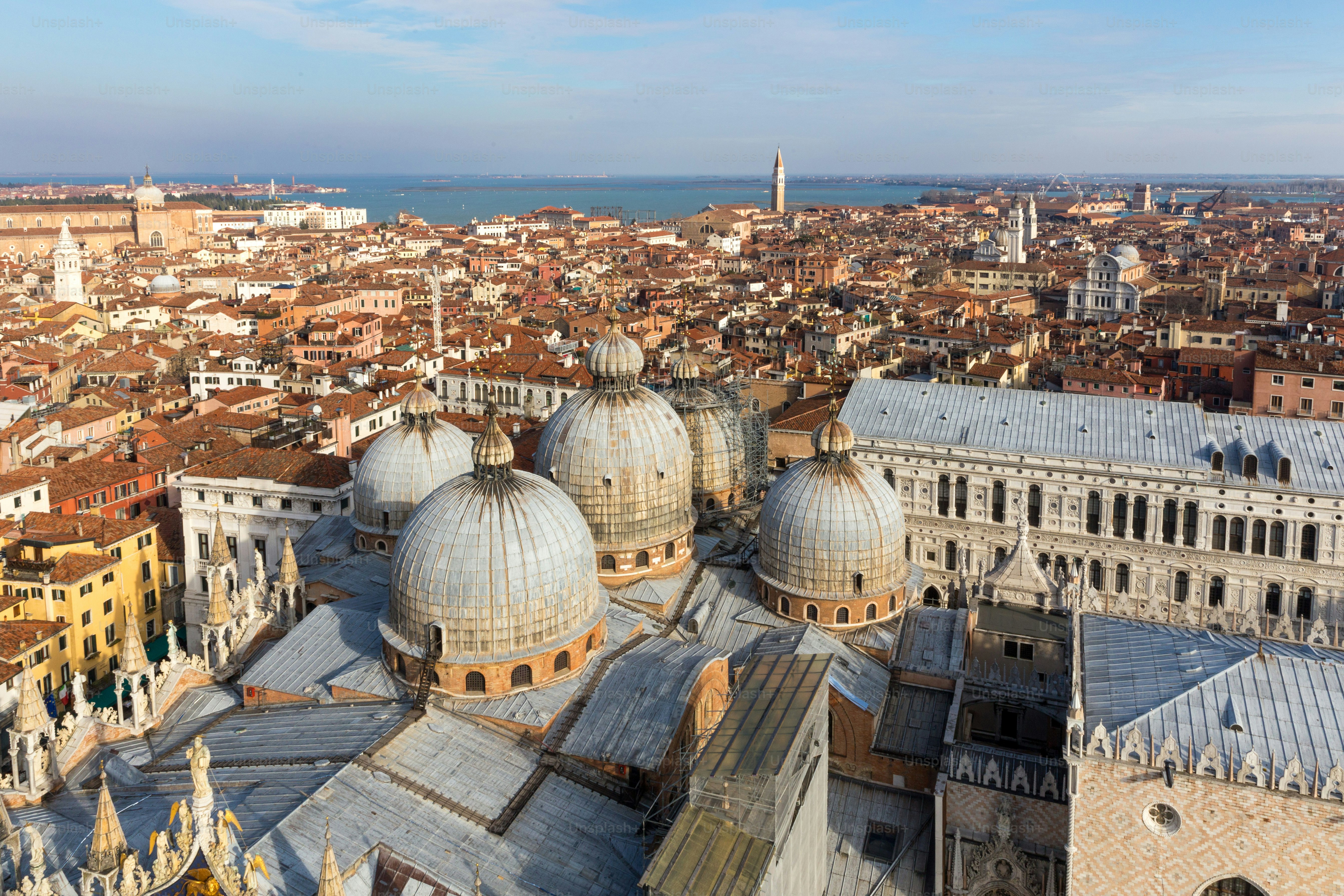 Luftaufnahme einer Stadt mit vielen Gebäuden