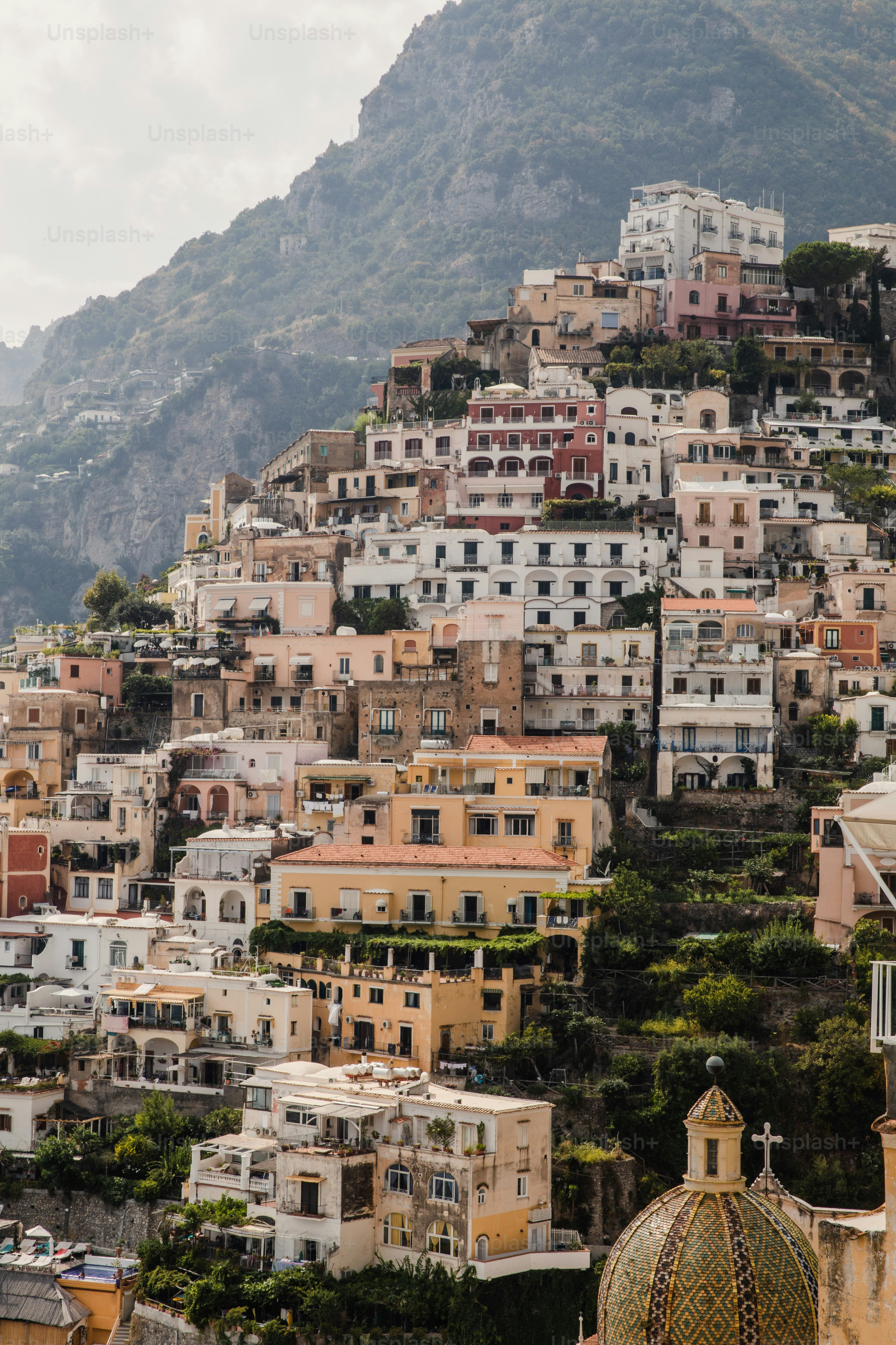 Une ville avec une montagne en arrière-plan
