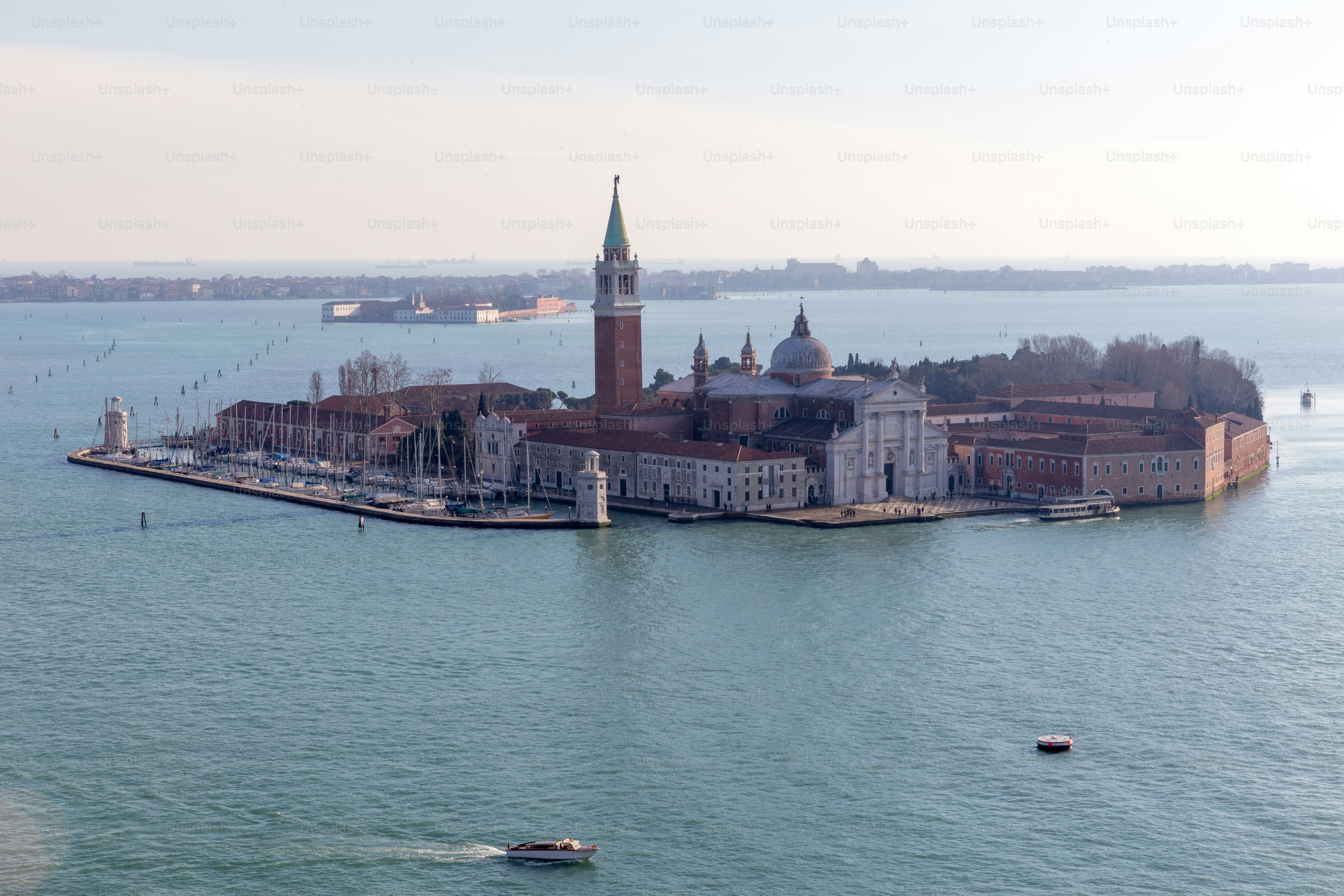 Un'isola con una torre dell'orologio in mezzo all'acqua