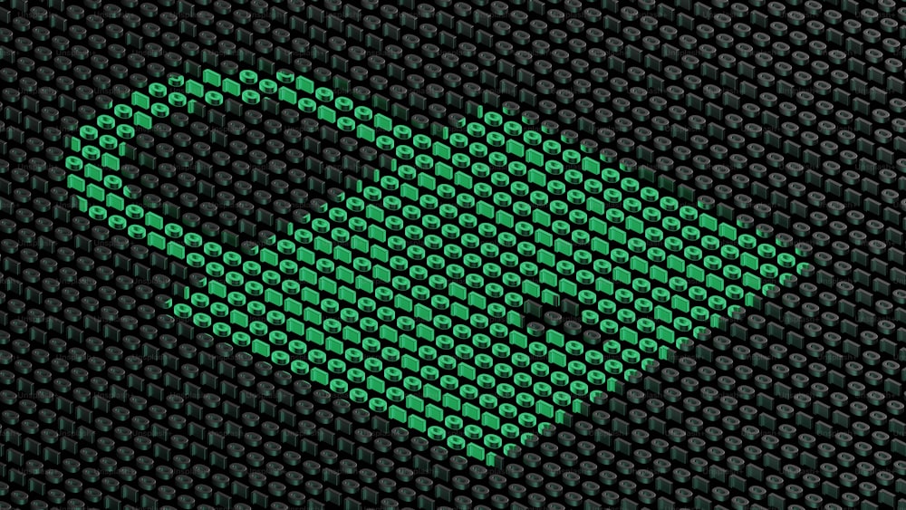um close up de um celular com luz verde