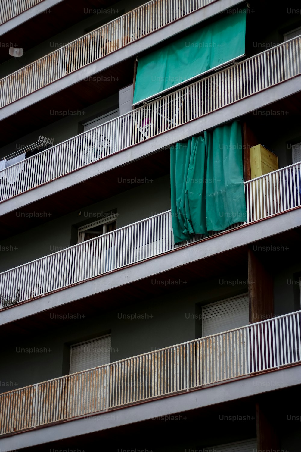 un edificio de apartamentos con balcones y balcones en los balcones