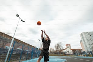 Ein Mann springt auf, um einen Basketball zu fangen