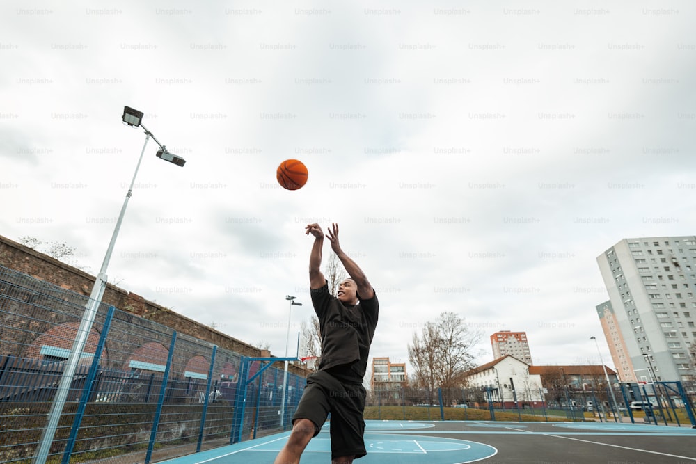 um homem pulando para pegar uma bola de basquete