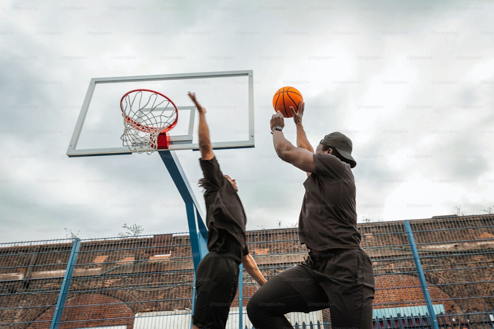 Zwei Männer spielen Basketball auf einem Basketballplatz
