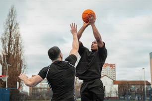 Un par de hombres jugando un partido de baloncesto