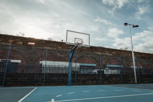 una cancha de baloncesto frente a un edificio de ladrillo