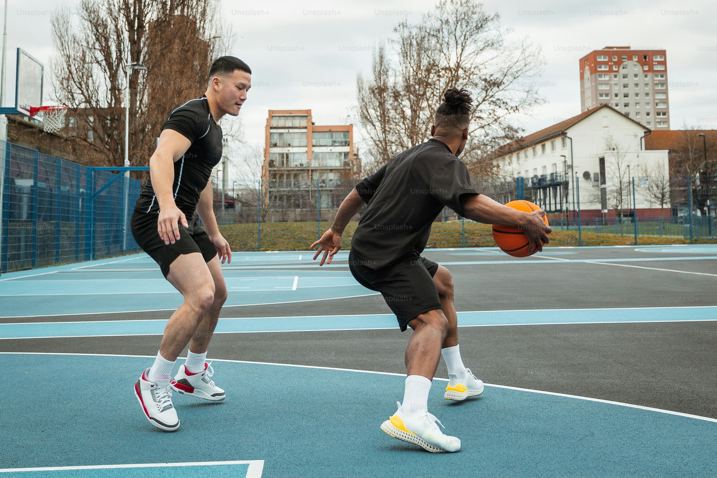 バスケットボールコートの上に立つ数人の男性