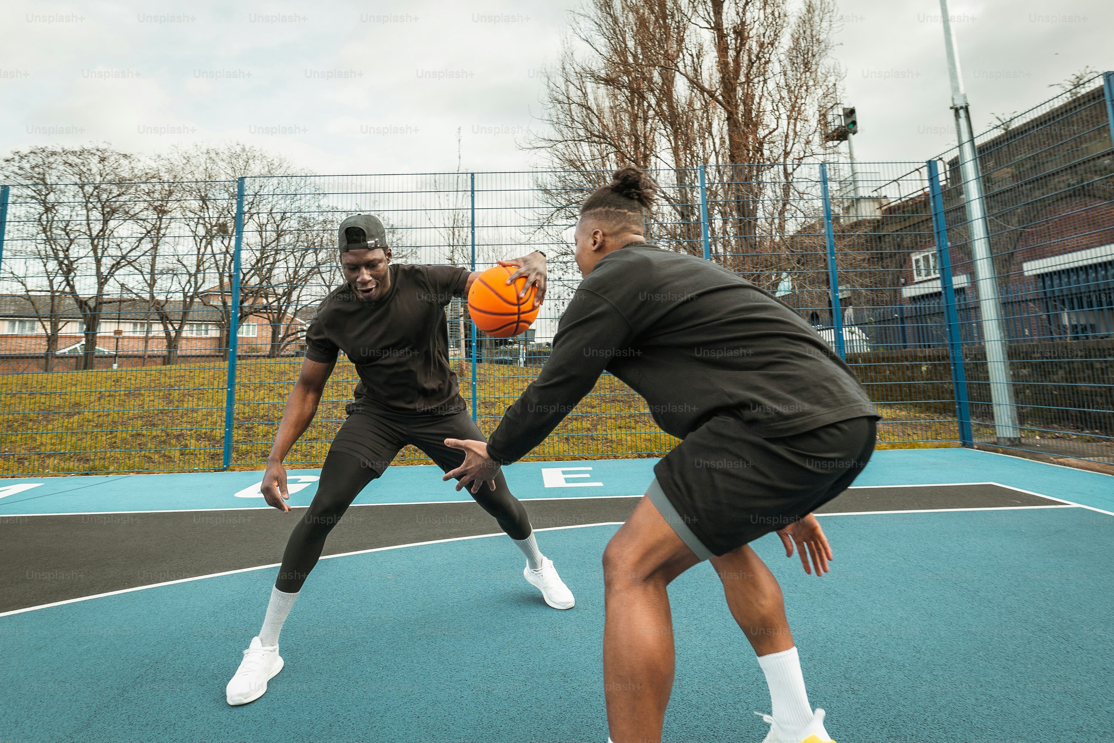 Un par de personas en una cancha con una pelota