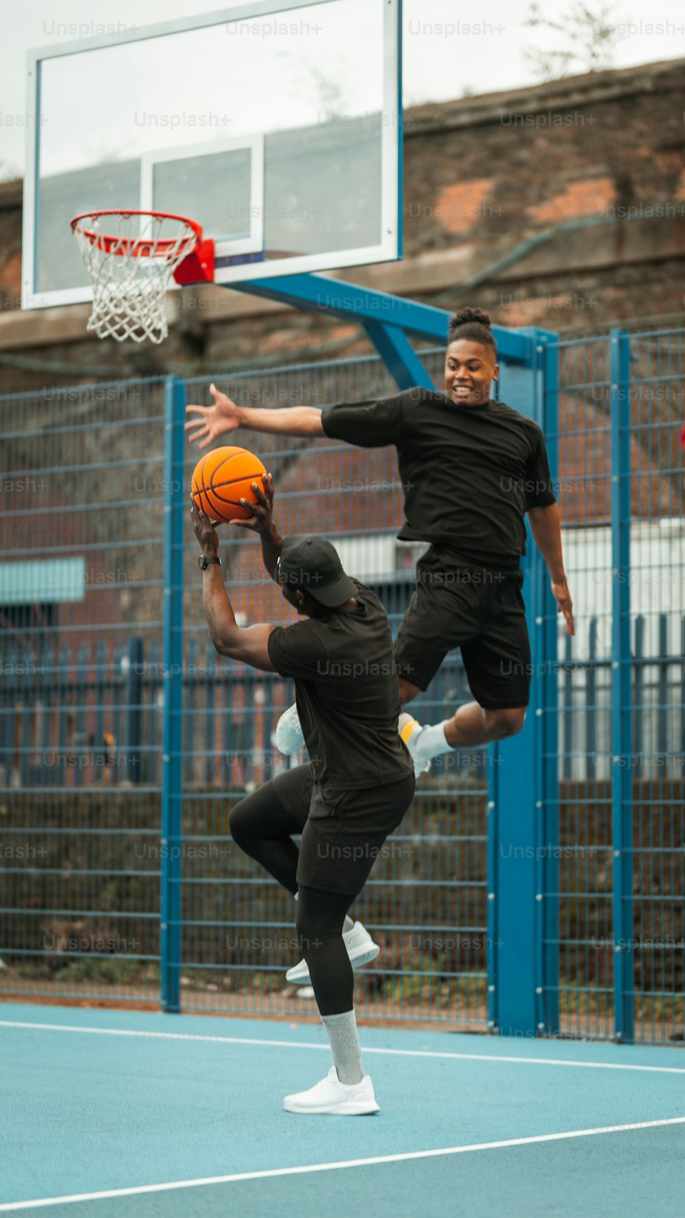 um casal de homens jogando um jogo de basquete