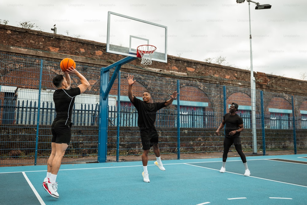 un groupe d’hommes jouant au basketball