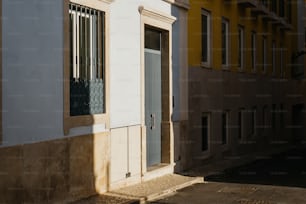 un edificio con una ventana y una puerta