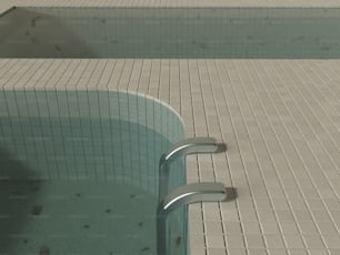 una piscina vuota senza persone