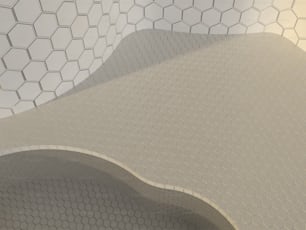 un gros plan d’un mur carrelé blanc aux formes hexagonales