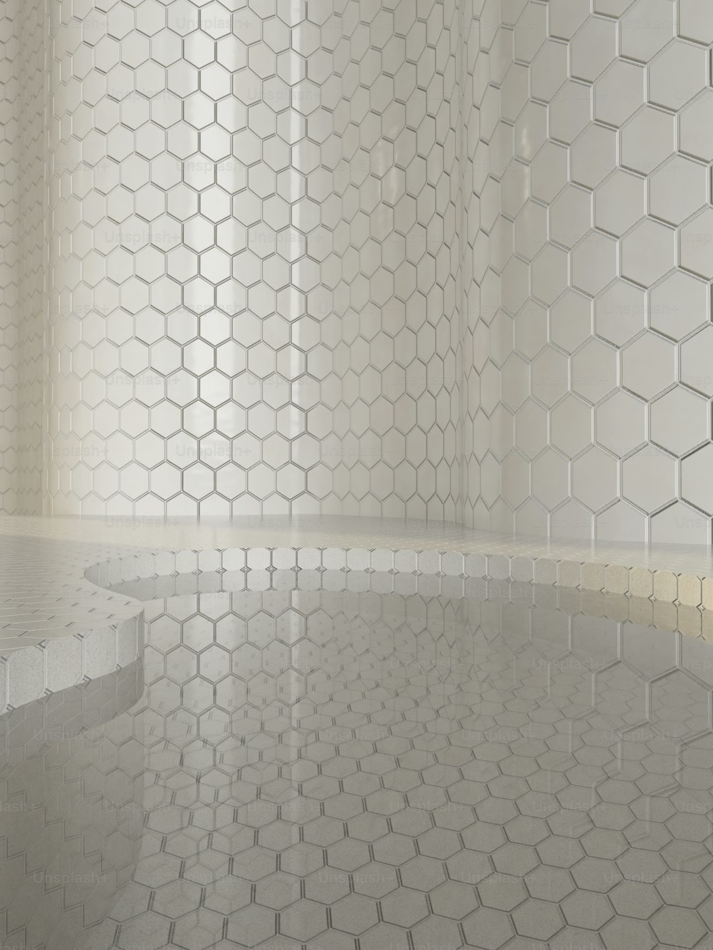 uma casa de banho com uma parede de azulejos brancos e piso