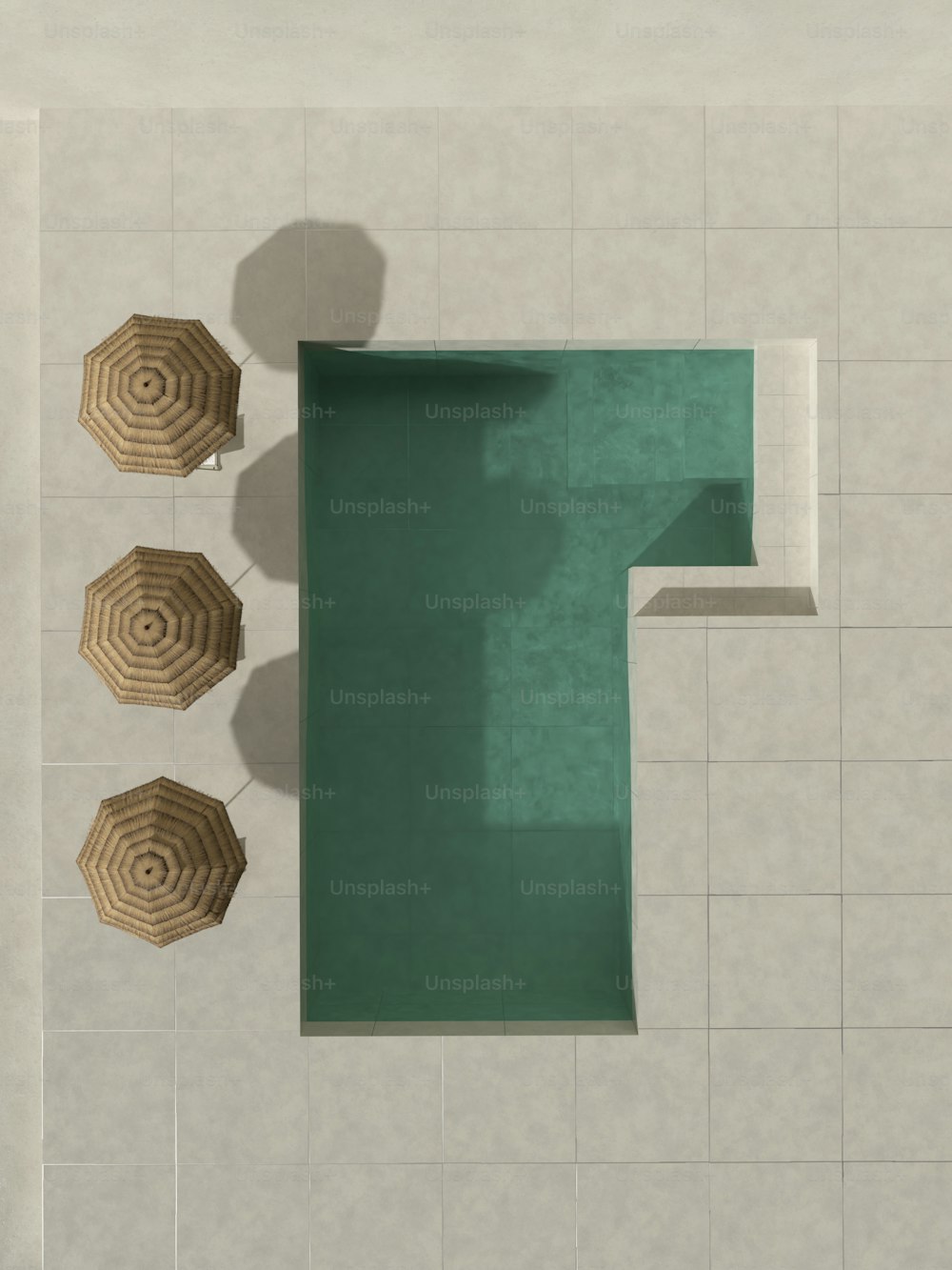 Blick von oben auf ein Schwimmbad mit Sonnenschirmen