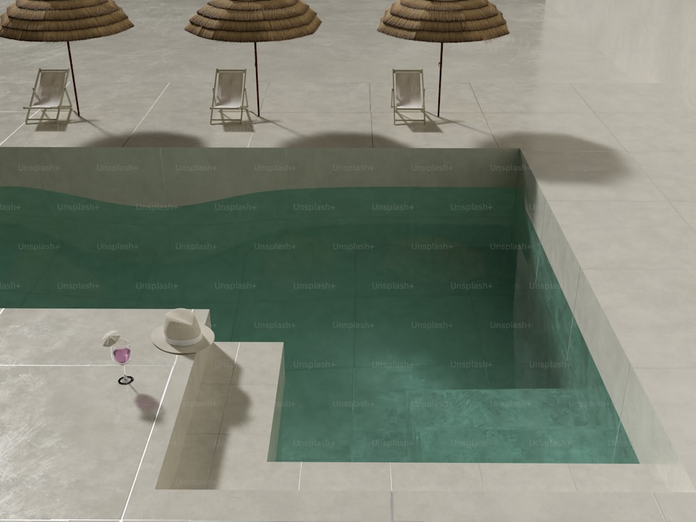 ein Pool mit Stühlen und Sonnenschirmen daneben