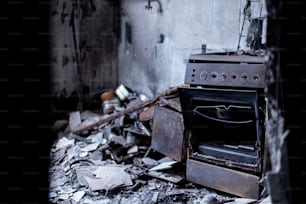 Un viejo horno sentado en medio de una habitación