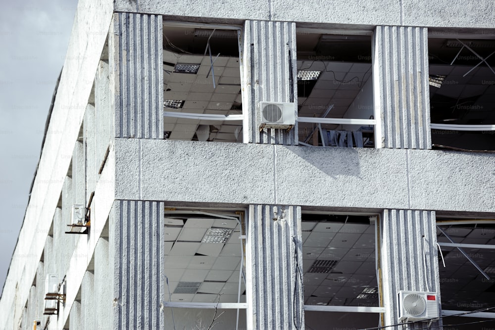 a building that has a bunch of windows in it